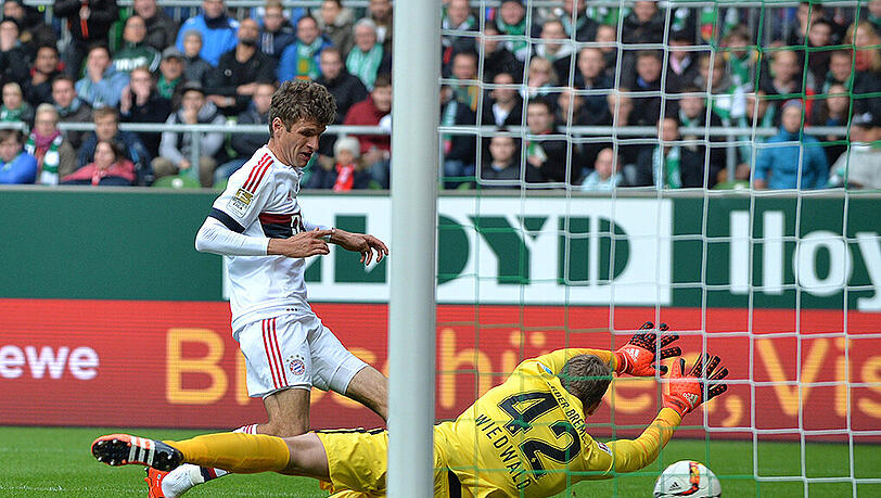Thomas Müller schiebt zum 1:0 für den FC Bayern ein. Bremens Torwart Wiedwald ist chancenlos. Thomas Müller schiebt zum 1:0 für den FC Bayern ein. Bremens Torwart Wiedwald ist chancenlos.