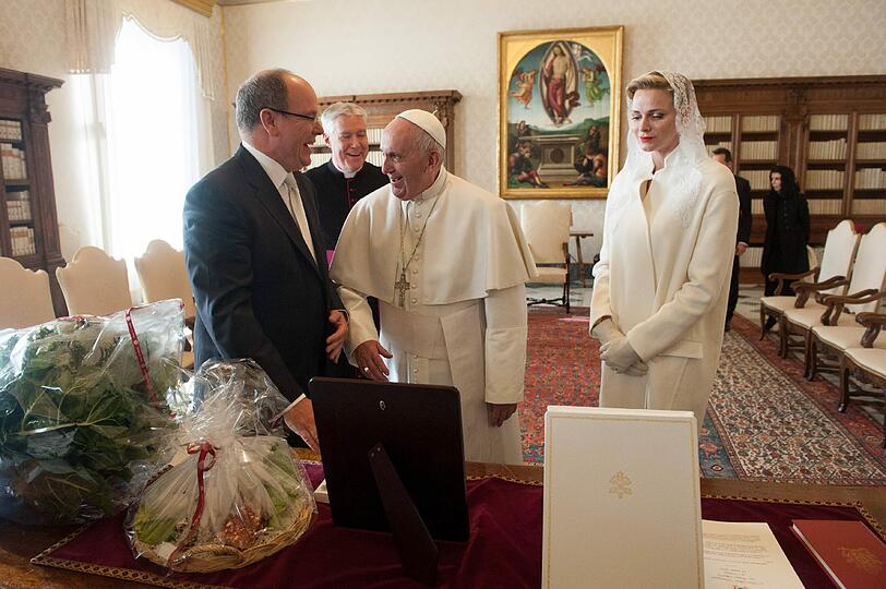 Papst Franziksus begrüßt das Fürstenpaar aus Monaco.