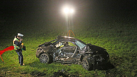 Nach dem Zusammenstoß wurde der 21-Jährige in seinem Audi-Wrack eingeklemmt. Er starb noch am Unfallort. Die Bilder vom Unfall.