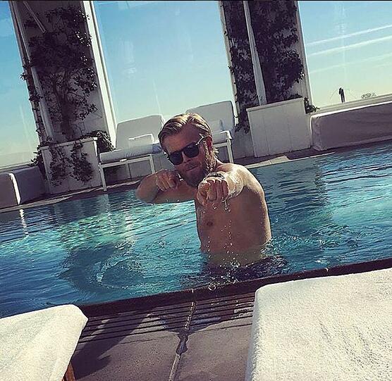 Coole Pose: Christian Gytkjaer im Pool.