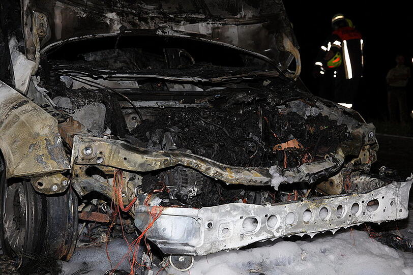 Der Fahrer konnte sich gerade noch in Sicherheit bringen, das Auto war jedoch nicht mehr zu retten.