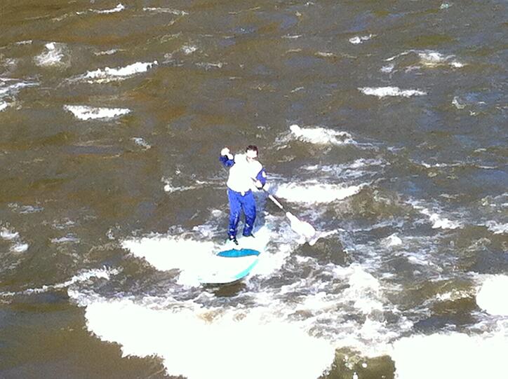 Ritt auf der Welle: die Isar-Surfer vom Sonntag.