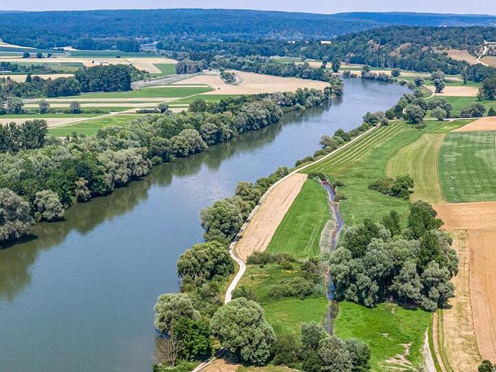 Die Donau in Niederbayern im Landkreis Kelheim. Foto: Armin Weigel/Archiv