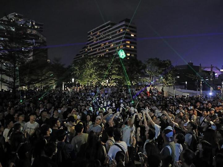 Eine Demonstration mit Laserpointern in Hongkong am Donnerstagabend.