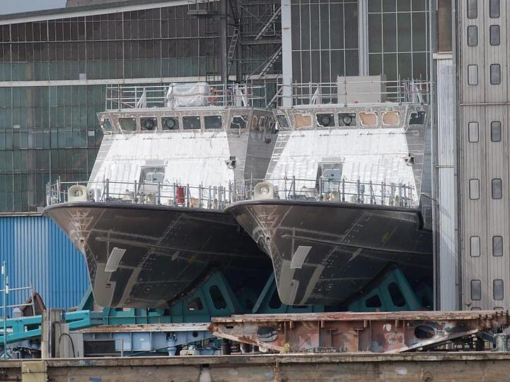 Patrouillenboote auf dem Werftgelände der zur Lürssen-Werftengruppe gehörenden Peene-Werft.
