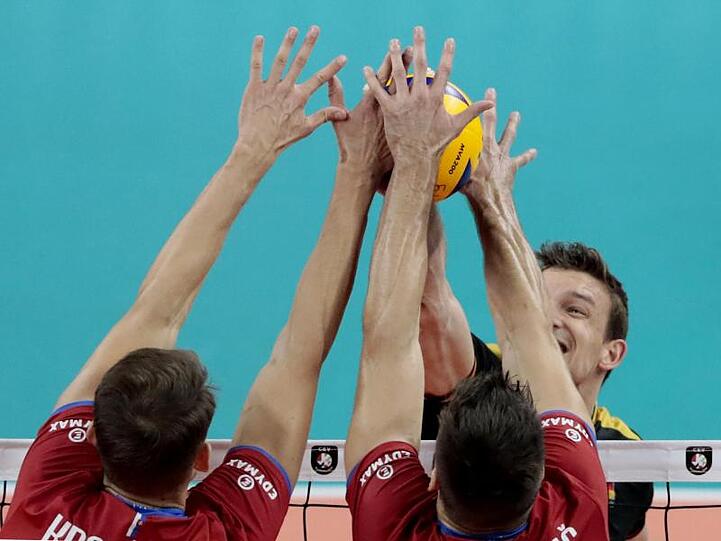 Das slowakische Team blockt den Ball von Marcus Bohme (r).