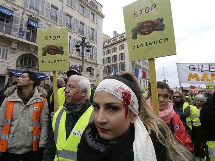 "Stop Violence" (Stoppt die Gewalt) steht auf den Schildern von Demonstranten in Marseille.