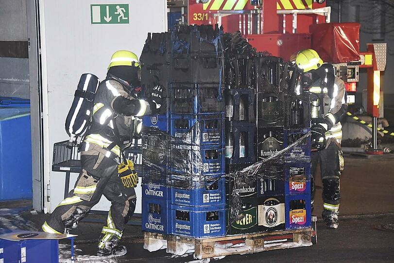 Eine Brandschutztür verhindete ein Übergreifen der Flammen in den Laden.