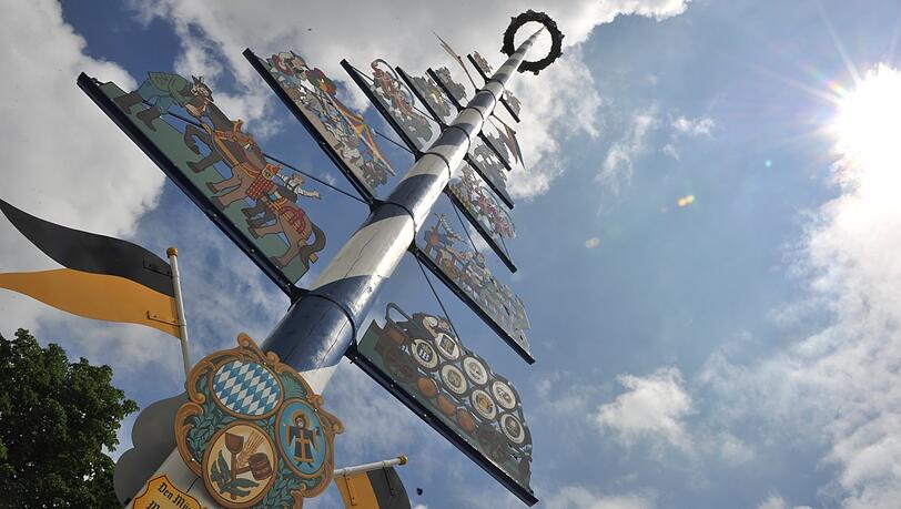 Archivbild: Der Maibaum ragt auf dem Viktualienmarkt im Herzen von München in den weiß-blauen Himmel.