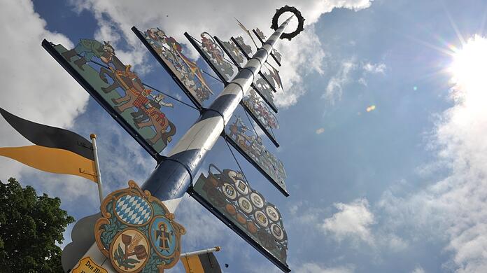 Archivbild: Der Maibaum ragt auf dem Viktualienmarkt im Herzen von München in den weiß-blauen Himmel.