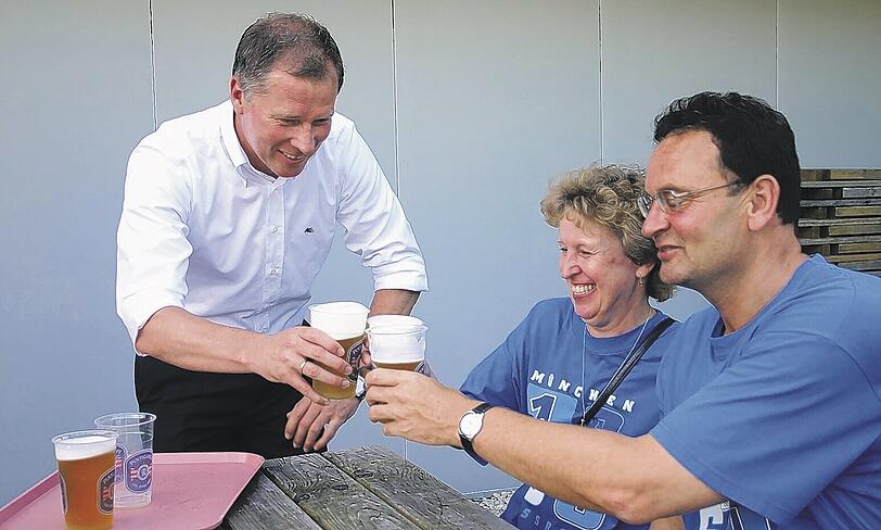 Prost, ich bin der Stefan: 1860-Geschäftsführer Reuter servierte Löwen-Fans Freibier.