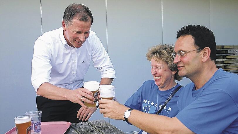 Prost, ich bin der Stefan: 1860-Geschäftsführer Reuter servierte Löwen-Fans Freibier. Prost, ich bin der Stefan: 1860-Geschäftsführer Reuter servierte Löwen-Fans Freibier.
