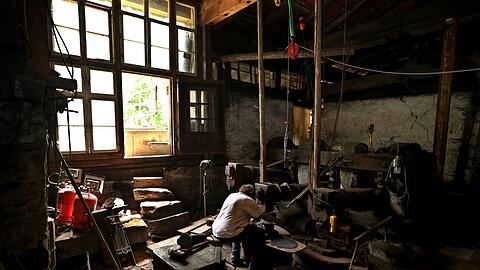 In einer klassischen Schmiedewerkstatt sieht es heute in vielfacher Hinsicht ähnlich aus wie in vorindustrieller Zeit. (Archivbild)