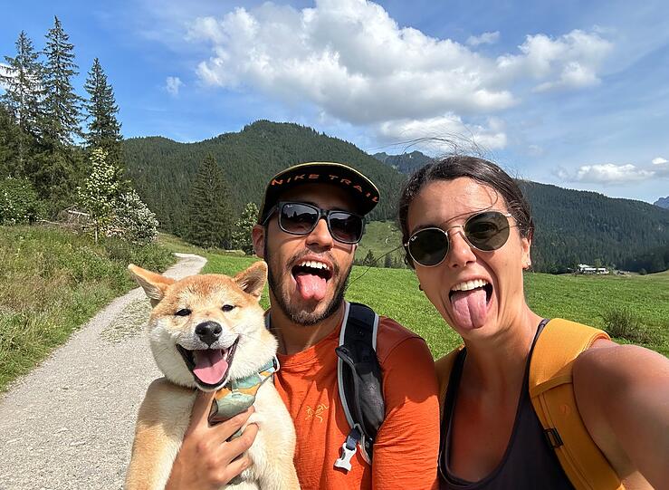 Niko ist ein wundervoller Hund. Er bereichert meinen Alltag mit seiner Energie und Fröhlichkeit. Er spürt genau, wann man traurig oder nervös ist und kommt dann sofort zur Seite. Niko ist sehr fröhlich und freundlich und genießt die Aufmerksamkeit von Fremden auf der Straße.