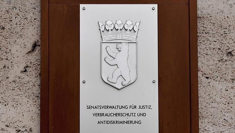 Die Gerichtsvollzieher des Landes Berlin sollen stich- und schusssichere Schutzwesten erhalten. (Symbolbild)