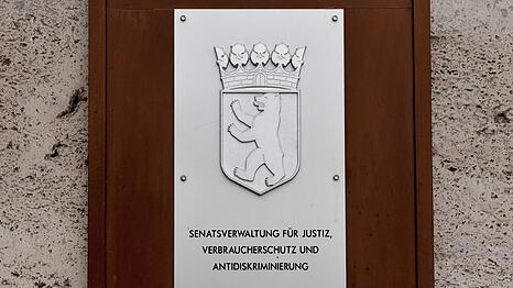 Die Gerichtsvollzieher des Landes Berlin sollen stich- und schusssichere Schutzwesten erhalten. (Symbolbild)