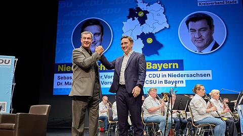 Bayerns Ministerpr&auml;sident und CSU-Chef Markus S&ouml;der (l) unterst&uuml;tzt Niedersachsens CDU vor der Kommunalwahl.