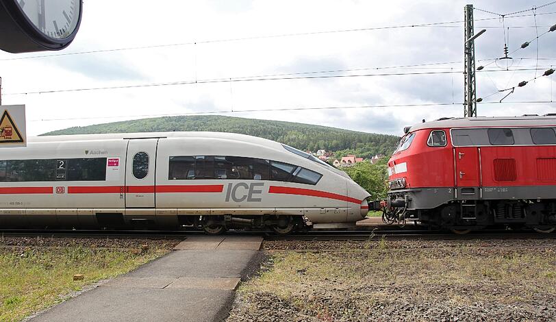 Ein ICE fängt auf der Strecke zwischen Würzburg und Frankfurt am
Main plötzlich Feuer. Der Brand ist schnell gelöscht, die rund 400
Fahrgäste bleiben unverletzt.