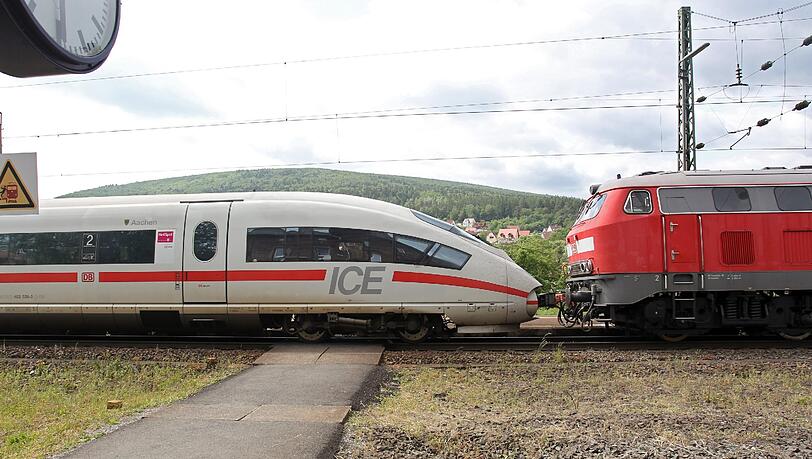 Ein ICE fängt auf der Strecke zwischen Würzburg und Frankfurt am
Main plötzlich Feuer. Der Brand ist schnell gelöscht, die rund 400
Fahrgäste bleiben unverletzt. Ein ICE fängt auf der Strecke zwischen Würzburg und Frankfurt am
Main plötzlich Feuer. Der Brand ist schnell gelöscht, die rund 400
Fahrgäste bleiben unverletzt.