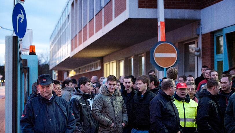 Mitarbeiter des insolventen Druckmaschinenherstellers Manroland stehen am Montag (23.01.12) in Offenbach am Main im Rahmen einer Demonstration am Rand einer Betriebsversammlung vor einem Werk des Unternehmens. Mitarbeiter des insolventen Druckmaschinenherstellers Manroland stehen am Montag (23.01.12) in Offenbach am Main im Rahmen einer Demonstration am Rand einer Betriebsversammlung vor einem Werk des Unternehmens.