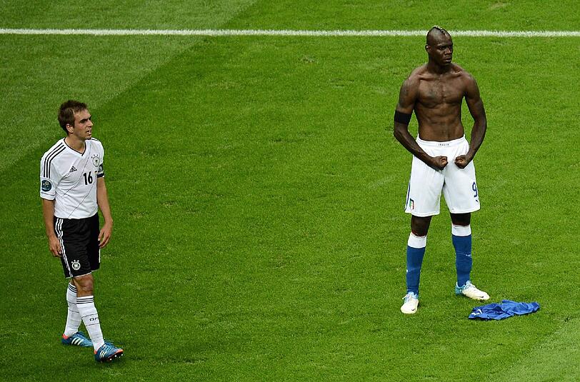 "Kraftprotz" Mario Balotelli versetzt den Deutschen mit zwei Toren in Warschau den K.o.