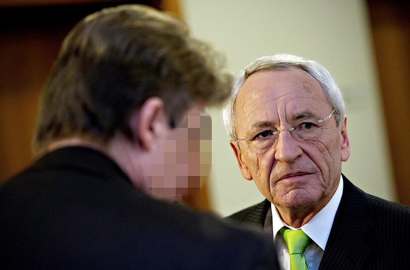 Der Anwalt des Angeklagten Wilhelm E. (l), Frank Erhard (r), bespricht sich am 11.02.2014 vor Verhandlungsbeginn im Landgericht in Traunstein mit seinem Mandanten.