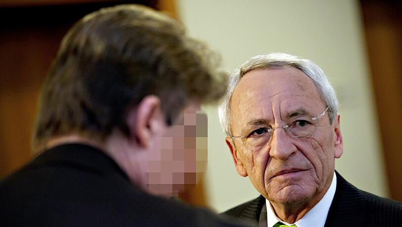 Der Anwalt des Angeklagten Wilhelm E. (l), Frank Erhard (r), bespricht sich am 11.02.2014 vor Verhandlungsbeginn im Landgericht in Traunstein mit seinem Mandanten. Der Anwalt des Angeklagten Wilhelm E. (l), Frank Erhard (r), bespricht sich am 11.02.2014 vor Verhandlungsbeginn im Landgericht in Traunstein mit seinem Mandanten.