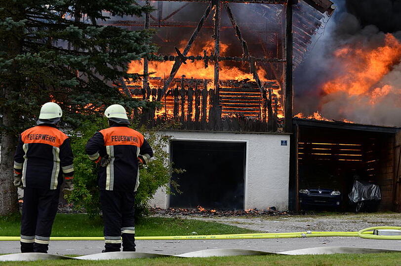 Bei Siegsdorf im Landkreis Traunstein steht am Sonntagmittag ein Bauernhof in Flammen.