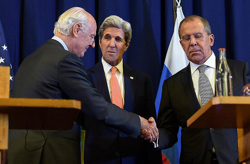 Staffan de Mistura (l.), UN-Beauftragter für die Syrien-Krise mit dem russischen Außenminister Sergei Lavrov (r.) und US-Außenminister John Kerry.
