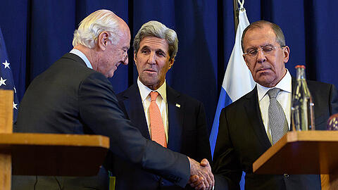 Staffan de Mistura (l.), UN-Beauftragter für die Syrien-Krise mit dem russischen Außenminister Sergei Lavrov (r.) und US-Außenminister John Kerry.