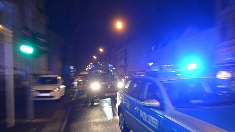 Die Polizei verfolgte den Geisterfahrer mit mehreren Streifenwagen (Symbolbild). Die Polizei verfolgte den Geisterfahrer mit mehreren Streifenwagen (Symbolbild).