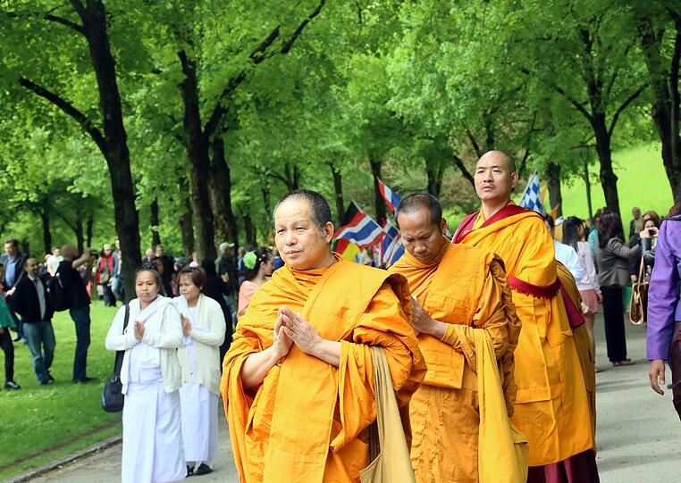 Hier ziehen die buddhistischen Mönche durch den Westpark.