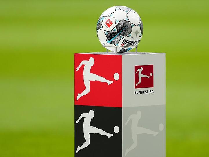 Der offizielle Spielball liegt auf einem Podest im Stadion. Foto: Jan Woitas/dpa-Zentralbild/dpa