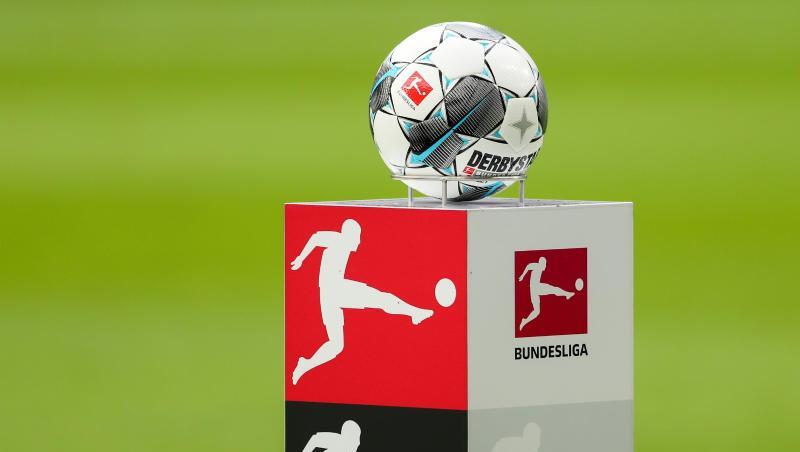 Der offizielle Spielball liegt auf einem Podest im Stadion. Foto: Jan Woitas/dpa-Zentralbild/dpa Der offizielle Spielball liegt auf einem Podest im Stadion. Foto: Jan Woitas/dpa-Zentralbild/dpa
