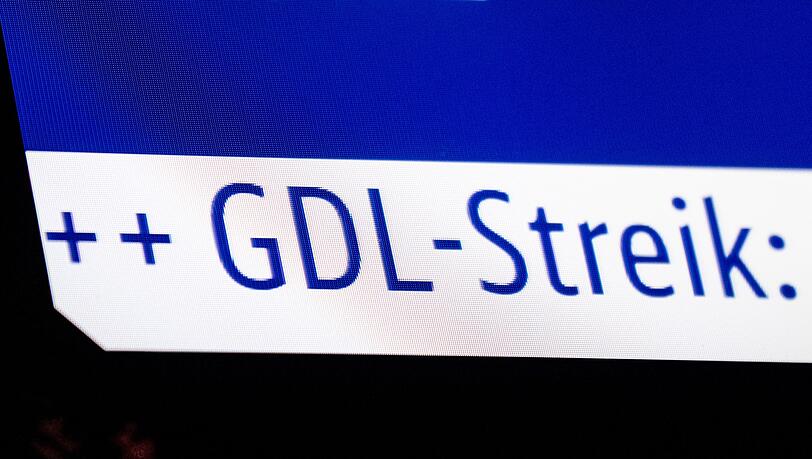 Die Anzeige des Berliner Hauptbahnhof weist auf den GDL Streik hin.