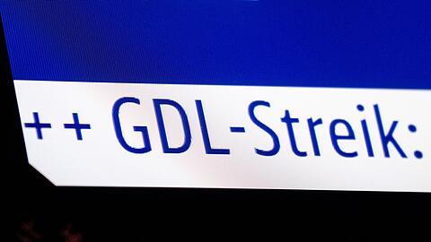 Die Anzeige des Berliner Hauptbahnhof weist auf den GDL Streik hin.