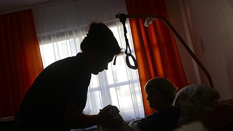 Eine Frau kümmert sich um eine Pflegebedürftige. Als solche Pflegekräfte haben sich hinterhältige Betrüger ausgegeben, um Bargeldund Wertgegenstände aus den Zimmern mehrererSeniorenheime zu stehlen.