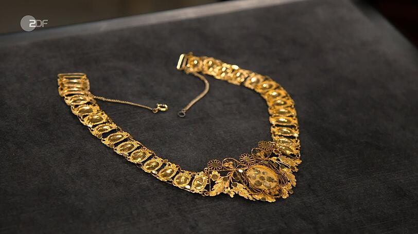Das Collier der niederschlesischen Tracht aus 916er Gold aus der Zeit zwischen 1790 und 1840 hatte einen Schätzwert von 4.000 bis 6.000 Euro. Susanne Steiger gab 4.000 Euro dafür aus. Das Collier der niederschlesischen Tracht aus 916er Gold aus der Zeit zwischen 1790 und 1840 hatte einen Schätzwert von 4.000 bis 6.000 Euro. Susanne Steiger gab 4.000 Euro dafür aus.