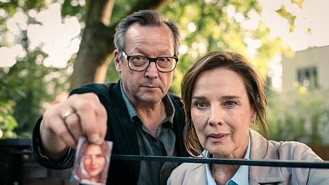 F&uuml;r "Eine Nacht in Bangkok" standen die Schauspielgr&ouml;&szlig;en Matthias Brandt und D&eacute;sir&eacute;e Nosbusch erstmals gemeinsam vor der Kamera. Im Interview sprechen sie &uuml;ber diesen doch recht besonderen Fernsehfilm, der nun im Ersten zu sehen ist.