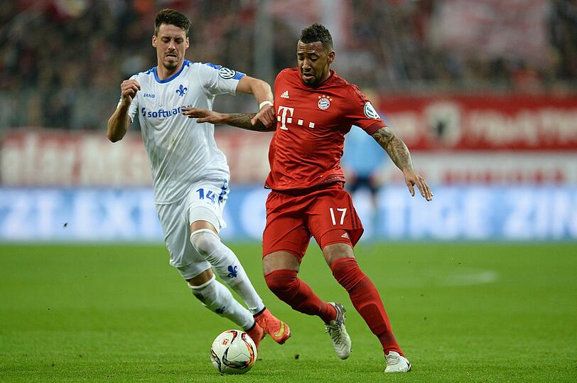 JÉROME BOATENG: NOTE 3.
Auch an ihm gab es kein Vorbeikommen. Schaltete sich häufiger ins Aufbauspiel ein als Nebenmann Martínez. Sein 200. Pflichtspiel für Bayern.