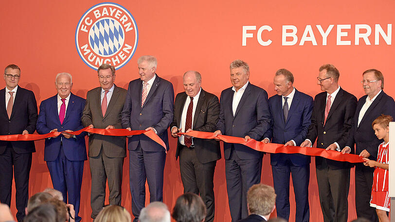Von links: Jan-Christian Dreesen, Walter Mennekes, Karl Hopfner, Horst Seehofer, Uli Hoeneß, Dieter Reiter, Karl-Heinz Rummenigge, Dieter Mayer und Rainer Koch.