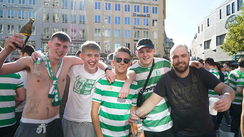 Auf dem Marienplatz feiern bereits die Celtic-Fans.