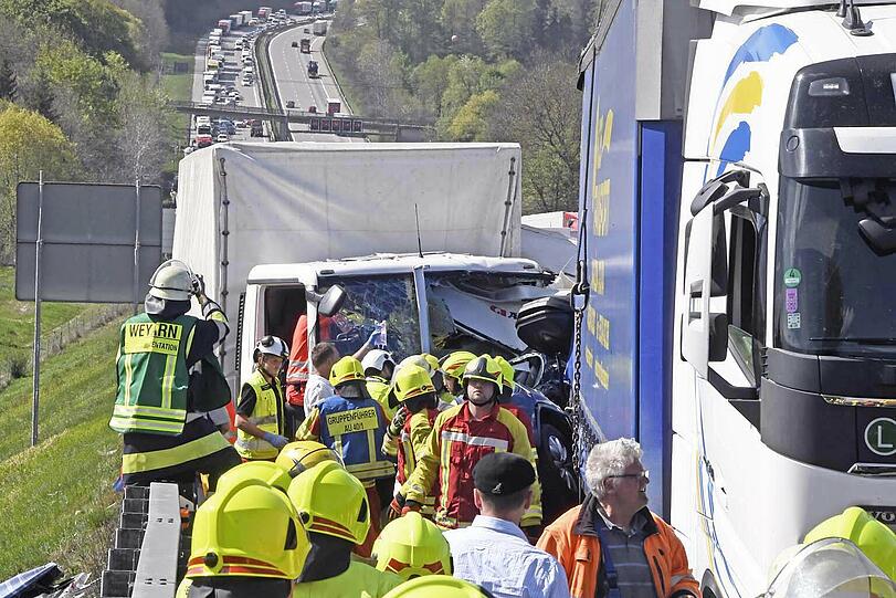 Auf der A8 am Irschenberg kam es am Donnerstag zu einem schrecklichen Unfall. Die Bilder vom Einsatz.