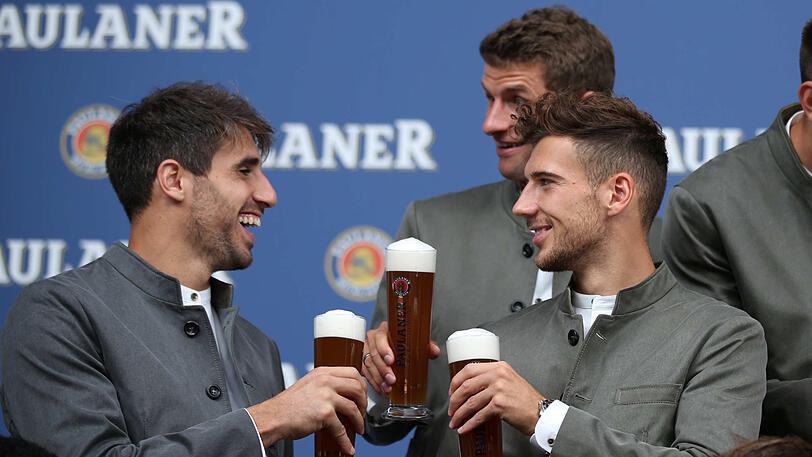 Zünftig in Lederhosen und Janker - die Bayern-Spieler beim traditionellen Wiesn-Shooting.