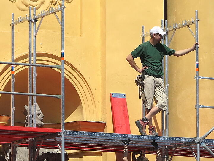 Derzeit kann man zusehen, wie das gerüst an der Theatinerkriche in die Höhe wächst. Bis 2016 wird die Vorderseite verhüllt sein. Danach kommen die Seiten und die Rückseite dran.