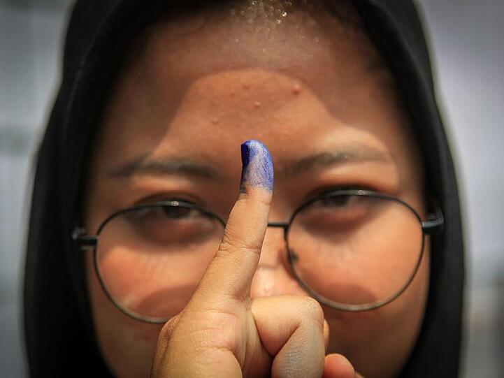 Eine Frau zeigt ihren mit Wahltinte markierten kleinen Finger. In Indonesien hat die Präsidentenwahl begonnen.