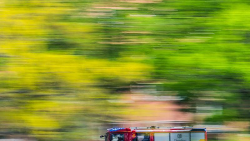 Ein Löschfahrzeug der Feuerwehr fährt zu einem Einsatz. Foto: Robert Michael/dpa-Zentralbild/dpa/Symbolbild Ein Löschfahrzeug der Feuerwehr fährt zu einem Einsatz. Foto: Robert Michael/dpa-Zentralbild/dpa/Symbolbild