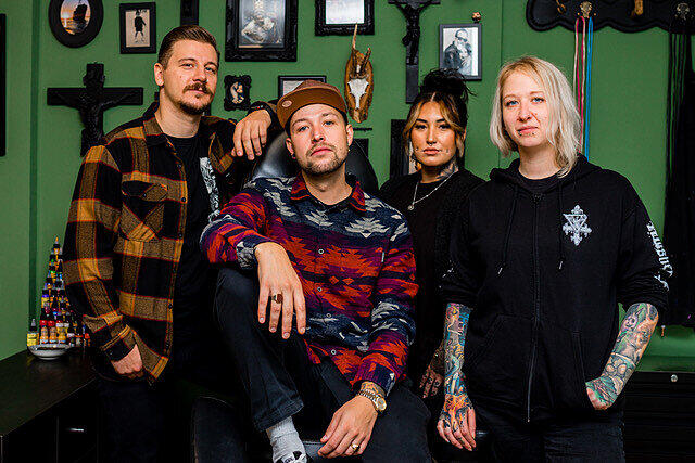 Olli, Tobi, Julie, Mausi von der "Black Torch Tattoo Crew" in Deggendorf: "Es hieß, dass zum 8. März alle anderen körpernahen Dienstleister wieder öffnen dürfen. So war es dann auch – aber nicht für uns. Als einziges Bundesland hat es Bayern den Tätowierern nicht erlaubt, ihre Arbeit wieder aufzunehmen. Bei uns trifft das auf Unverständnis, da wir diese Ausnahme nicht nachvollziehen können. Auch ohne Pandemie herrscht bei uns mehr Hygiene und Sterilität als bei den meisten anderen Branchen. Dass wir nicht systemrelevant sind, können wir akzeptieren. Aber das sind Glitzernägel und Dauerwelle vermutlich auch nicht. Wir sind ein junges Studio und haben erst Anfang 2020 eröffnet. Davon konnten wir aktiv bis dato nur knappe acht Monate arbeiten. Für uns vier Tätowierer ist das eine Katastrophe und wir sind auf staatliche Hilfen angewiesen. Diese decken aber bestenfalls unsere Fixkosten. Wir würden uns daher mehr Transparenz bezüglich der staatlichen Entschlüsse wünschen und hoffen, dass auch wir noch im März unser Studio mit einem adäquaten Hygienekonzept wieder eröffnen dürfen."