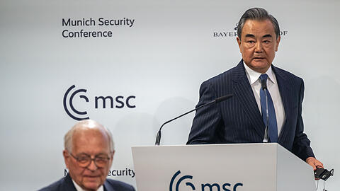 Wolfgang Ischinger (l.), Präsident des Stiftungsrates der Stiftung Münchner Sicherheitskonferenz (MSC), und Wang Yi, Vorsitzender der außenpolitischen Kommission der Kommunistischen Partei Chinas, bei der Münchner Sicherheitskonferenz.