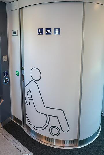 Eingang zu einer rollstuhlgerechten Toilette.
